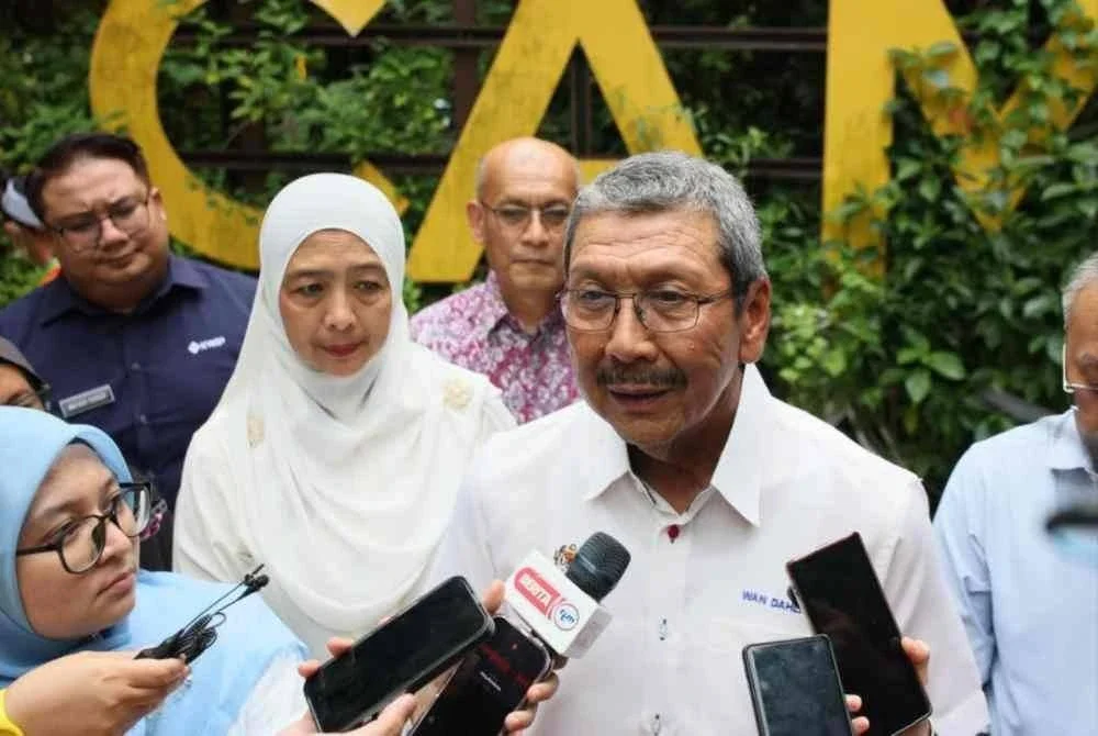 Wan Ahmad Dahlan bercakap kepada pemberita selepas Program Ziarah Pesara dan Lawatan Kerja di Min House Camp, Kota Bharu pada Selasa.