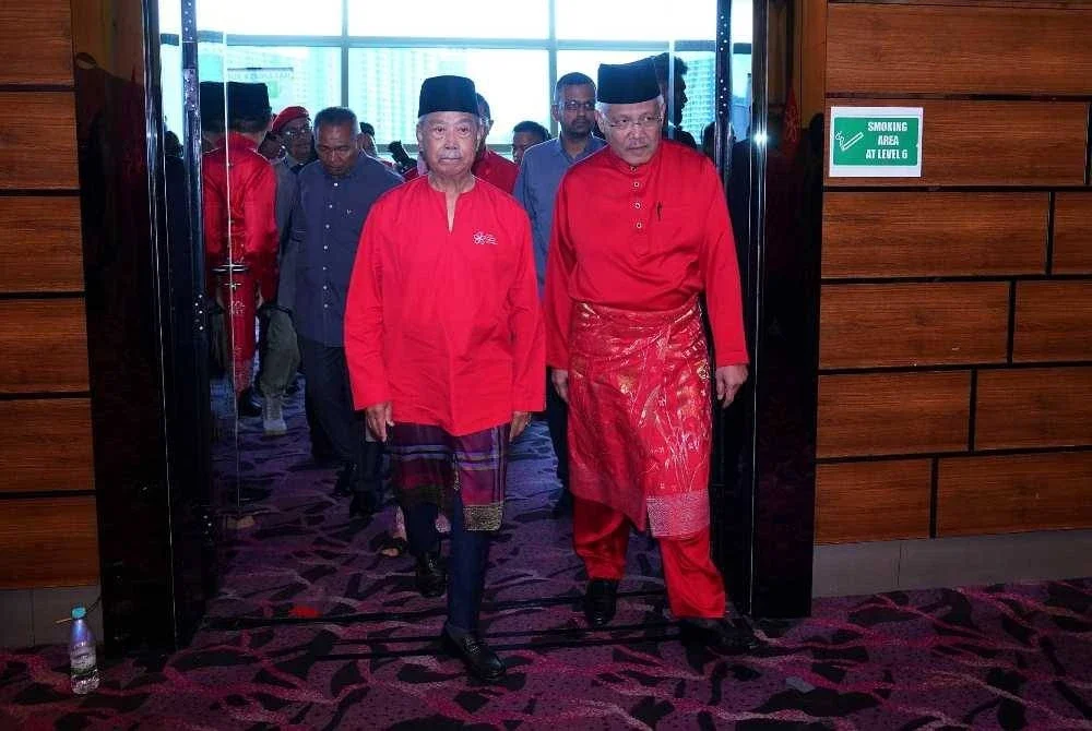 Pergolakan antara kem Muhyiddin (kiri) dan Hamzah (kanan) dalam Bersatu kini sudah menjadi rahsia terbuka.