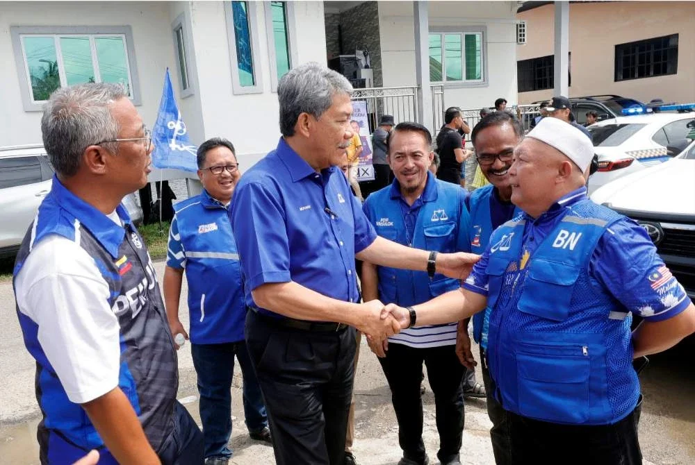 Mohamad (tengah) berkempen Ke Kampung Binsulok sempena lawatan kerja beliau ke Sabah pada Selasa. - Foto: Bernama 