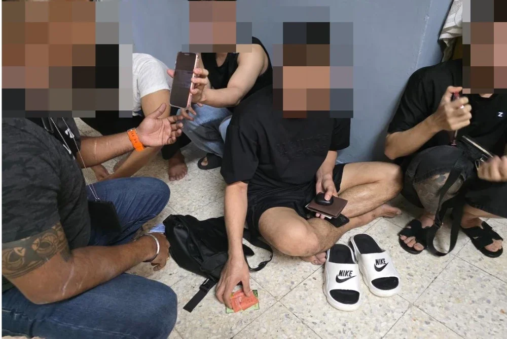 Modus operandi mereka ialah menawarkan urutan badan dan aktiviti seks songsang kepada pelanggan lelaki tempatan dan asing menerusi aplikasi Telegram serta WhatsApp.