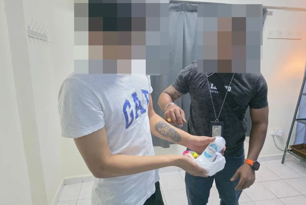 Menggunakan aplikasi media sosial bagi menawarkan perkhidmatan urutan badan yang diselitkan aktiviti seks songsang terbongkar menerusi serbuan JIM di sebuah premis di Taman Miharja, pada Isnin.