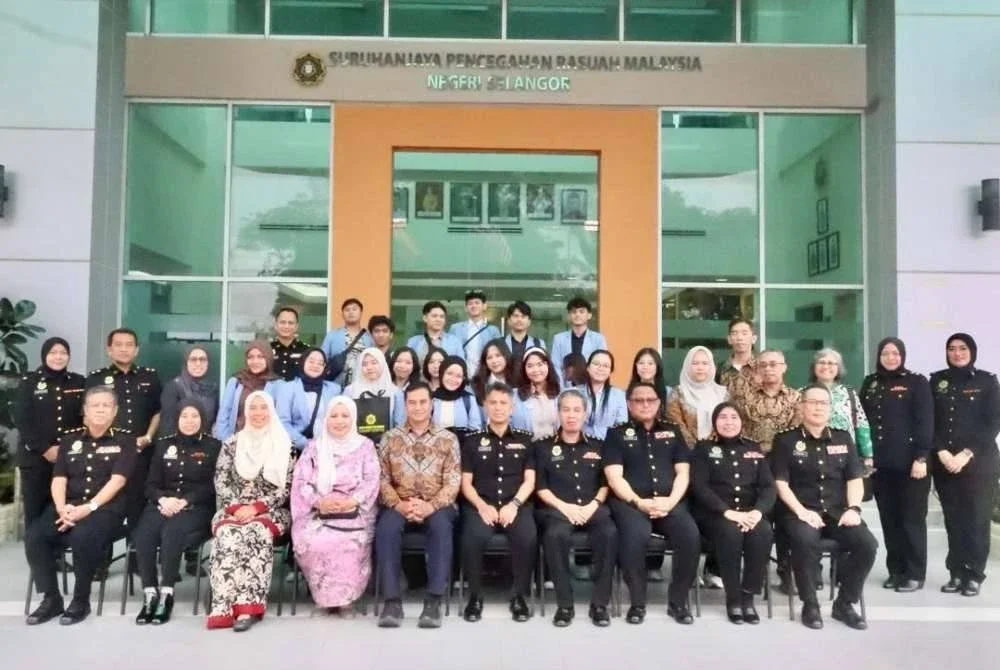 Delegasi Indonesia yang hadir ke pejabat SPRM Selangor.