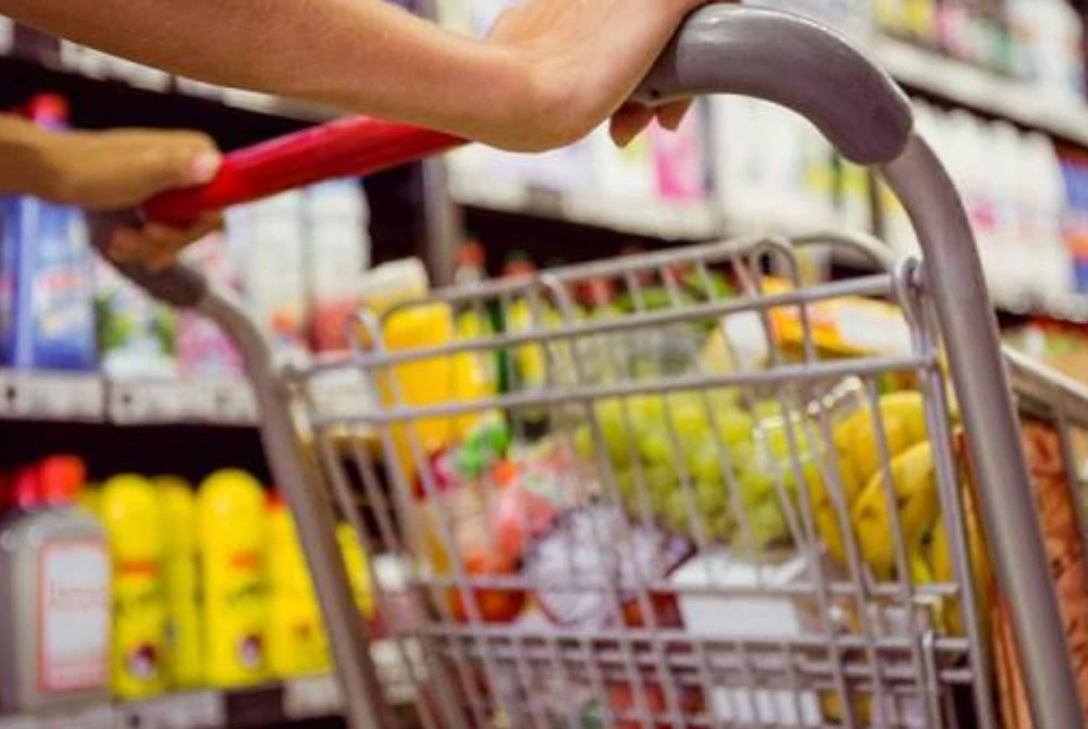 Rakyat kini mengurangkan belanja tidak penting dan lebih menumpukan kepada keperluan harian antaranya makanan, utiliti dan perumahan. Gambar hiasan