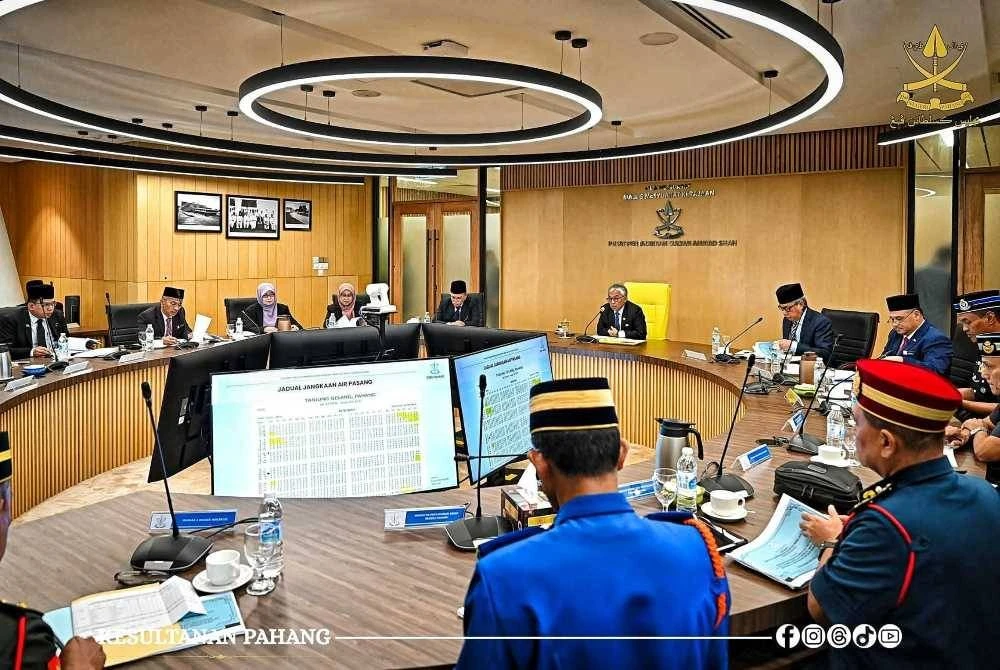 Al-Sultan Abdullah mendengar persembahan taklimat Monsun Timur Laut 2025/2025 di Pusat Pentadbiran Sultan Ahmad Shah (PPSAS) di sini pada Selasa. Foto FB Kesultanan Pahang.
