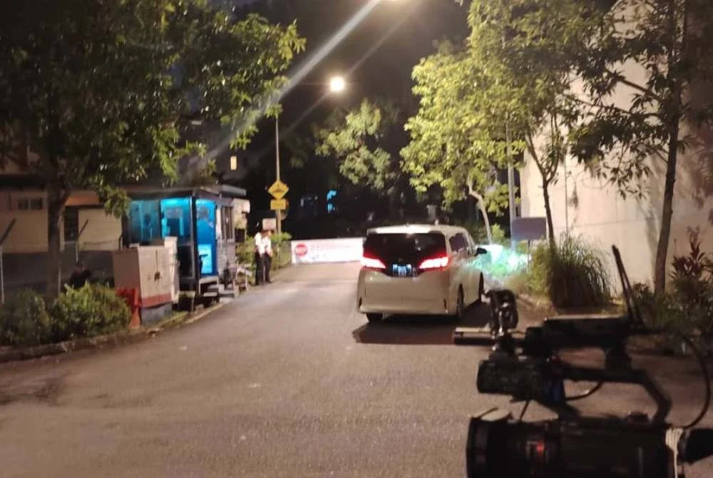 Keadaan di laluan masuk kediaman Muhyiddin.