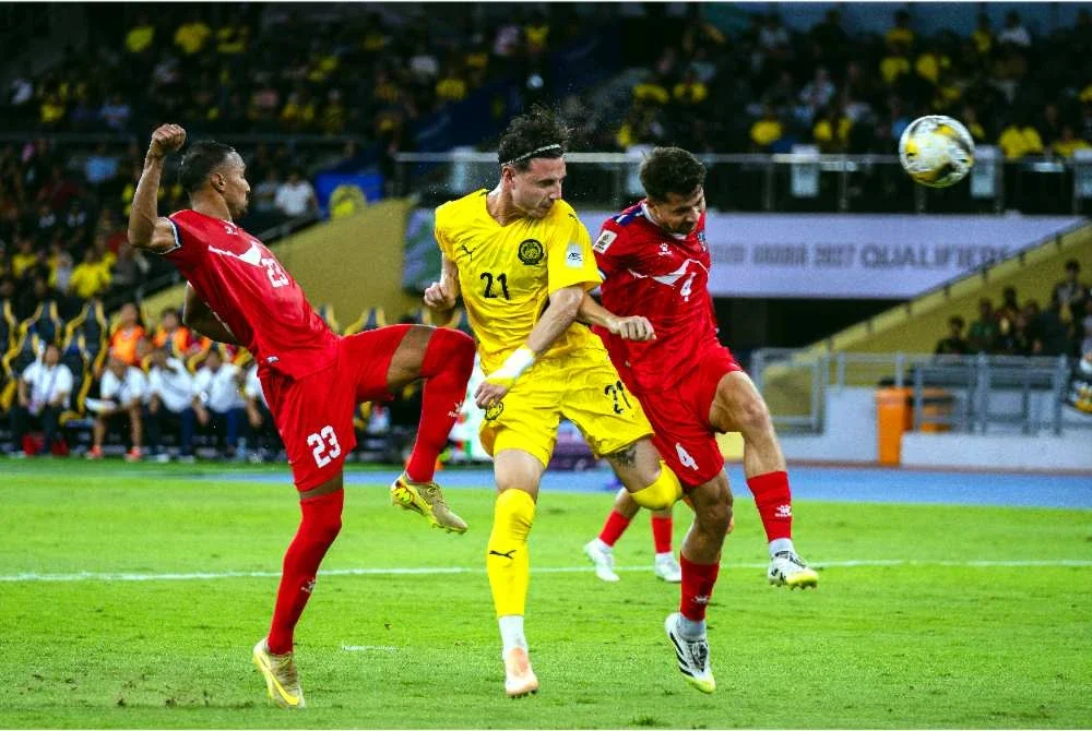 Pemain Malaysia, Dion Cools (tengah) diasak dua pemain Nepal pada perlawanan Kelayakan Piala Asia 2027 antara Nepal menentang Malaysia di Stadium Nasional Bukit Jalil pada Selasa. - Foto Bernama