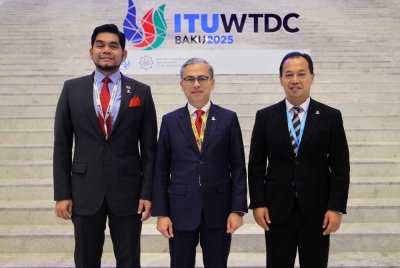 Fadzil bersama Duta Besar Malaysia ke Azerbaijan, Ahmad Kamrizamil Mohd Riza (kiri) dan Ahmad Norhad (kanan) ketika hadir pada mesyuarat ketua-ketua Delegasi dan Pembukaan Persidangan Pembangunan Telekomunikasi Dunia 2025 di Pusat Konvensyen Baku. Foto Bernama