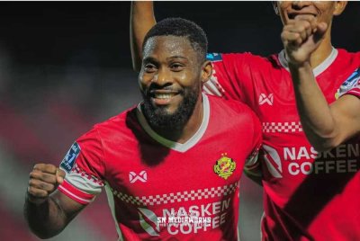 Emmanual Mbraga (kiri) semasa meraikan jaringan pada perlawanan KRW FC menentang KDA FC di Stadium Sultan Muhammad IV, Kota Bharu pada malam Isnin. Foto KELATE.NET/SN MEDIAWORKS