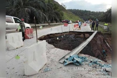 Laluan D29 di Kilometer 11.95 Jalan Gua Musang-Jelawang ditutup sepenuhnya berikutan runtuhan tanah. Foto JKR Gua Musang