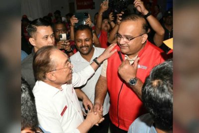 Sathia (kanan) bertemu Perdana Menteri, Datuk Seri Anwar Ibrahim di Kota Kinabalu pada Isnin.