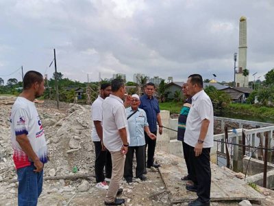 Datuk Bandar MBJB, Datuk Mohd Haffiz Ahmad (tiga, kanan) bersama kepimpinan setempat dan penduduk turun padang meninjau keadaan pintu air yang rosak di Kampung Pasir sehingga menyebabkan banjir kilat melanda lagi minggu lalu.