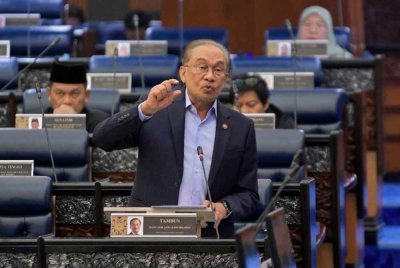 Anwar menjawab soalan pada Mesyuarat Ketiga, Penggal Keempat Majlis Parlimen ke-15 Dewan Rakyat di Bangunan Parlimen pada Selasa. Foto Bernama