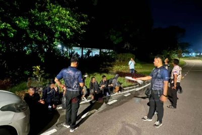 Tujuh warga asing ditahan kerana tidak memiliki dokumen perjalanan yang sah di di pesisir pantai Forest City, Tanjung Kupang pada Isnin.