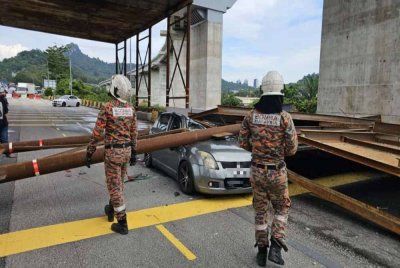 Anggota sedang memeriksa lokasi kejadian.