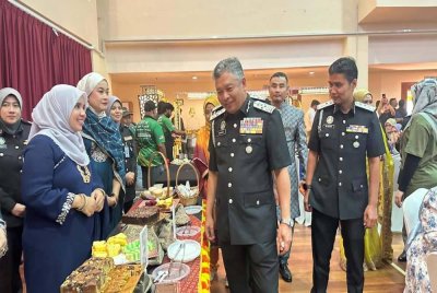 Zakaria meninjau reruai hidangan yang disediakan dalam sambutan Deepavali Peringkat JIM Kuala Lumpur pada Selasa.