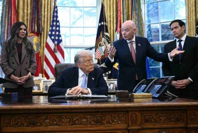 Trump dan Marco Rubio mendengar penerangan daripada Gianni Infantino (dua dari kanan) di Pejabat Oval, Rumah Putih di Washington. Foto AFP