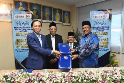 Shaikh Harun (dua dari kiri) menyaksikan pertukaran dokumen perjanjian kerjasama antara Ketua Pegawai Eksekutif MAIDAM, Profesor Madya Datuk Dr Ahmad Azrin Adnan (kiri) dan Ketua Pengarah Jabatan Bantuan Guaman Malaysia, Datuk Norazmi Mohd Narawi (kanan).
