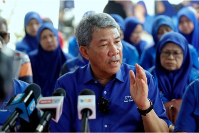 Mohamad bercakap pada sidang akhbar semasa berkempen Ke Kampung Binsulok sempena lawatan kerja beliau ke Sabah pada Selasa. - Foto: Bernama 