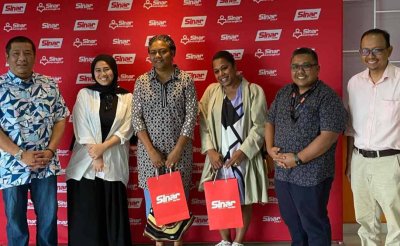 Rosi dan Ivamere (tengah) dari Fiji Sun bergambar bersama editor serta ketua pengarang Sinar Harian selepas melawat bilik berita, di sini pada Selasa. FOTO SINAR HARIAN/ AISYAH BASARUDDIN.