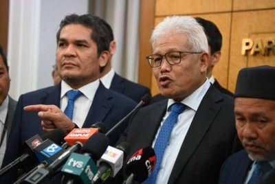 Baru-baru ini, tular satu surat tanpa kepala surat rasmi mengandungi perkataan sulit, mencadangkan agar Bersatu menggantikan Radzi (kiri) yang juga Ahli Parlimen Putrajaya sebagai Ketua Pembangkang baharu bagi menggantikan Hamzah (tengah).