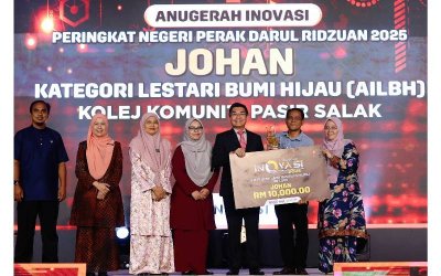 Kumpulan SLCS menerima hadiah daripada Kok Lim (tiga dari kanan) selepas dinobat Johan Kategori Lestari Bumi Hijau sempena Anugerah Inovasi Negeri Perak 2025 di Dewan Bankuet Bangunan Perak Darul Ridzuan di sini pada Isnin.