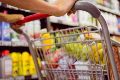 Rakyat kini mengurangkan belanja tidak penting dan lebih menumpukan kepada keperluan harian antaranya makanan, utiliti dan perumahan. Gambar hiasan