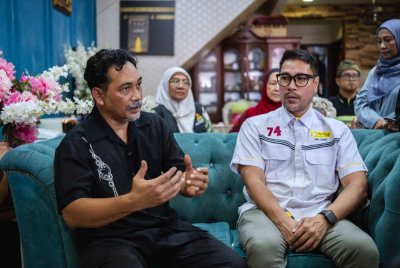 Shahronizam (kiri) berkongsi mengenai ketumbuhan tumor yang dialaminya kepada Zed Zaidi ketika ditemui pada Program Ziarah Prihatin Seniman 2025 pada Selasa. - Foto: Bernama 