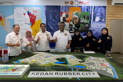 Haim Hilman (tengah) melihat pameran yang disediakan sempena Majlis pecah tanah di KRC pada Selasa. Foto FB Haim Hilman Abdullah