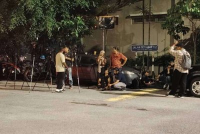 Pengamal media memunggu di laluan utama menuju ke rumah Muhyiddin pada Selasa malam.