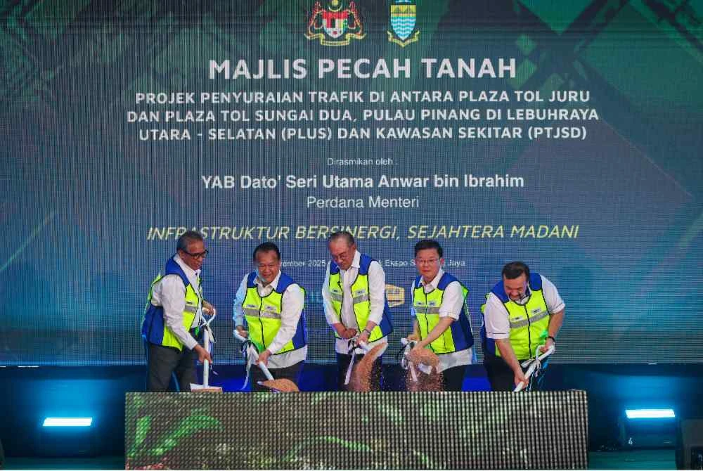 Perdana Menteri Datuk Seri Anwar Ibrahim (tengah) menyempurnakan Majlis Pecah Tanah Projek Penyuraian Trafik di antara Plaza Tol Juru dan Plaza Tol Sungai Dua (PTJSD) di Lebuhraya Utara-Selatan (PLUS) dan kawasan sekitar PTJSD, baru- baru ini. Turut hadir Alexander (dua dari kiri) dan Ketua Menteri Pulau Pinang Chow KonYeow (dua dari kanan).