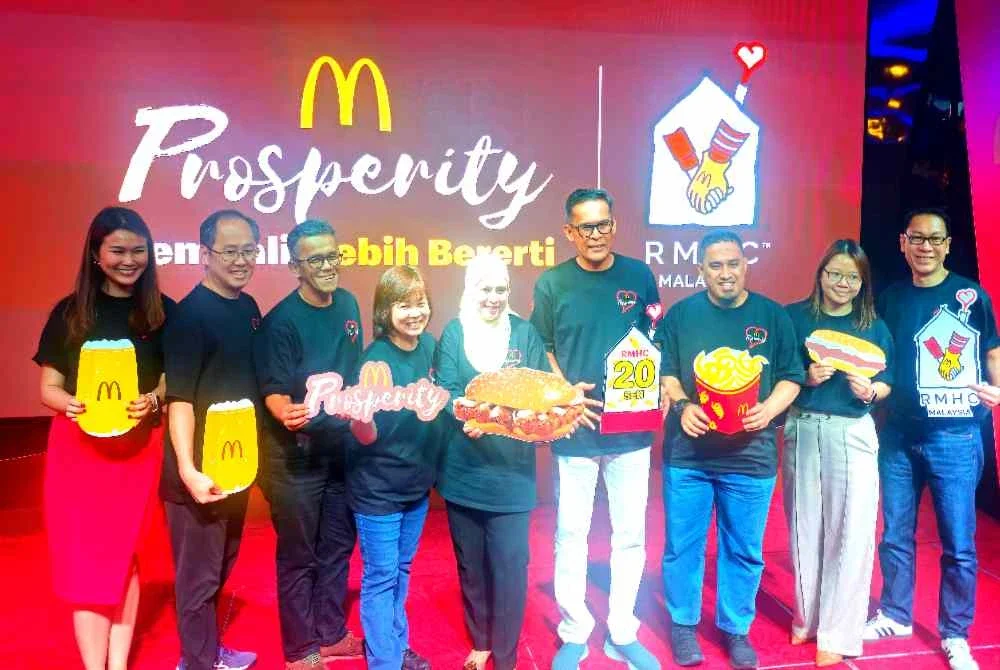 Pengarah Urusan McDonald's Malaysia, Datuk Azmir Jaafar (empat dari kanan) dan Melati (lima dari kiri) bersama-sama melancarkan melancarkan Burger Prosperity di Menara Kuala Lumpur pada Isnin.