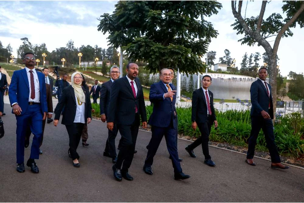 Abiy membawa Anwar dan delegasi melawat 'Friendship Park' di Addis Ababa. Turut kelihatan, Tengku Zafrul dan Dr Zaliha. Foto Bernama
