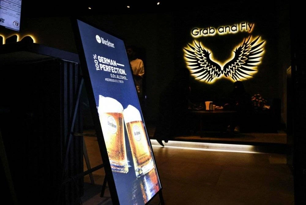 Gambar menunjukkan papan iklan bir tanpa alkohol di kafe A12 di ibu kota Riyadh.