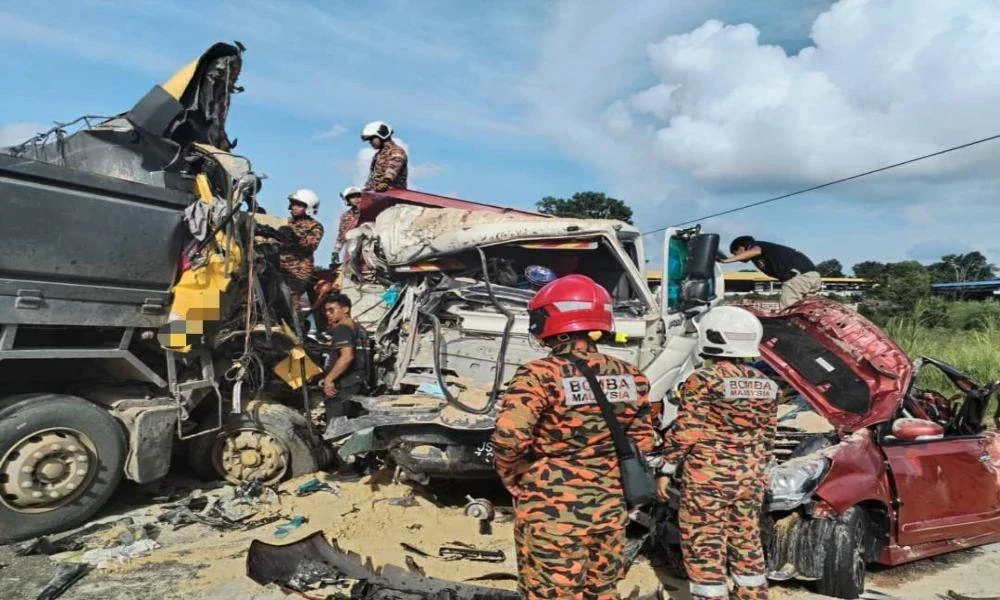 Keadaan kenderaan terlibat kemalangan di Jalan Senai-Seelong di sini pada Selasa.