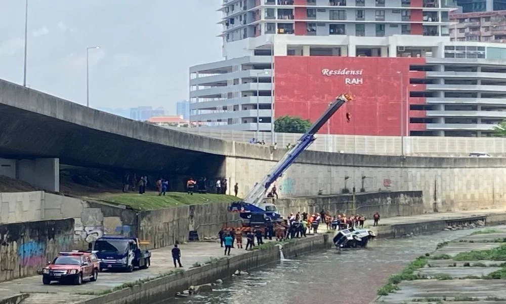 Kenderaan pacuan empat roda yang hanyut bersama seorang lelaki dalam insiden kepala air di Sungai Klang berhampiran Jambatan Saloma ditemui kira-kira 1.5 km dari lokasi kejadian pada Rabu.