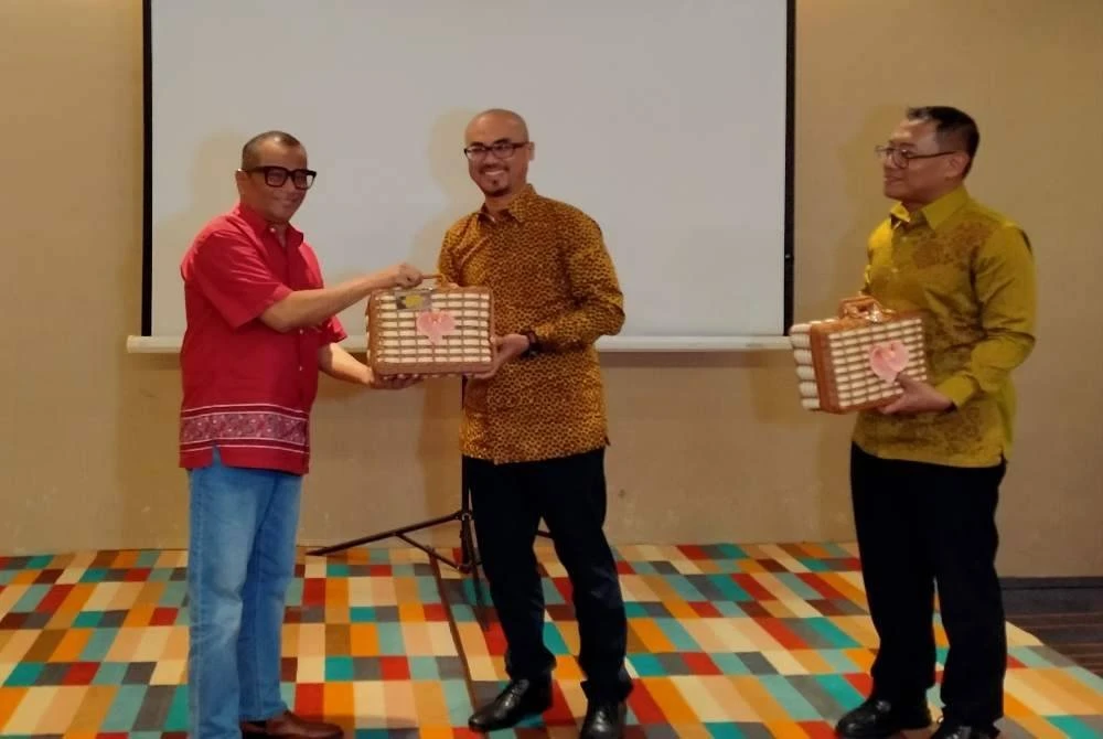 Syamsul Hazema (tengah) menyampaikan cenderahati kepada Pakya Sepahtu yang merupakan Ikon ZAPAR sempena program ZACT 1.0 anjuran ZAPAR di sebuah hotel di sini pada Selasa.