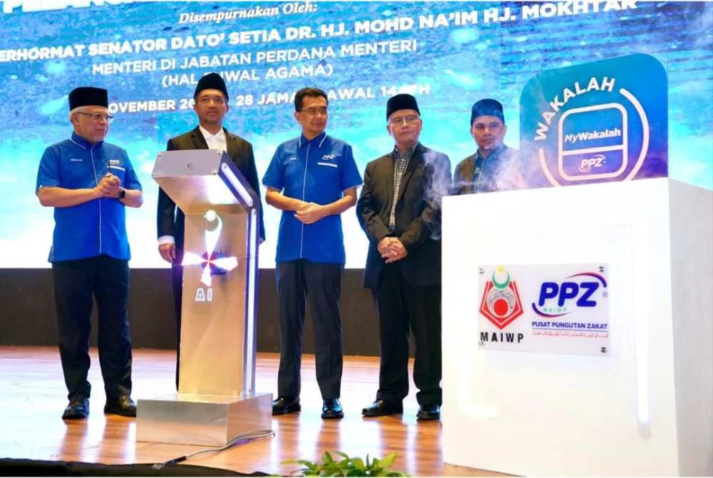  Amrin (tengah) yang menggantikan menteri ditemani Ahmad Fawwaz (dua dari kiri) ketika gimik pelancaran My Wakalah 2.0 bertempat di Wyndham Grand pada Rabu. - Foto: PPZ-MAIWP.