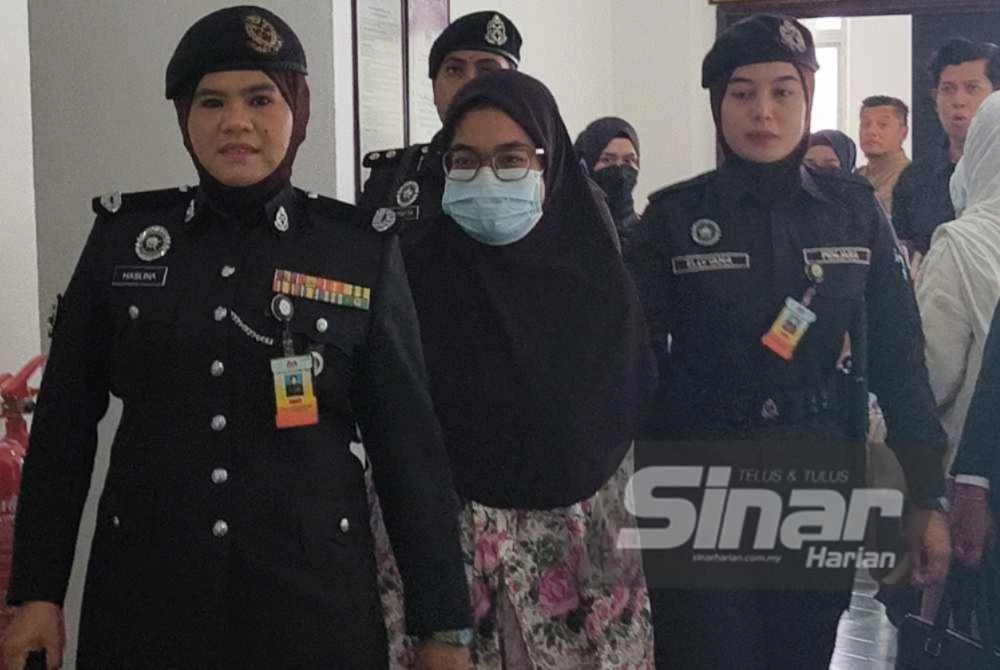 Ismanira (dua dari kiri) dibawa ke Mahkamah Tinggi Shah Alam pada Rabu bagi pengurusan kes permohonan untuk menangguhkan hukuman penjara selama lima tahun kerana mengabaikan Zayn Rayyan Abdul Matin.