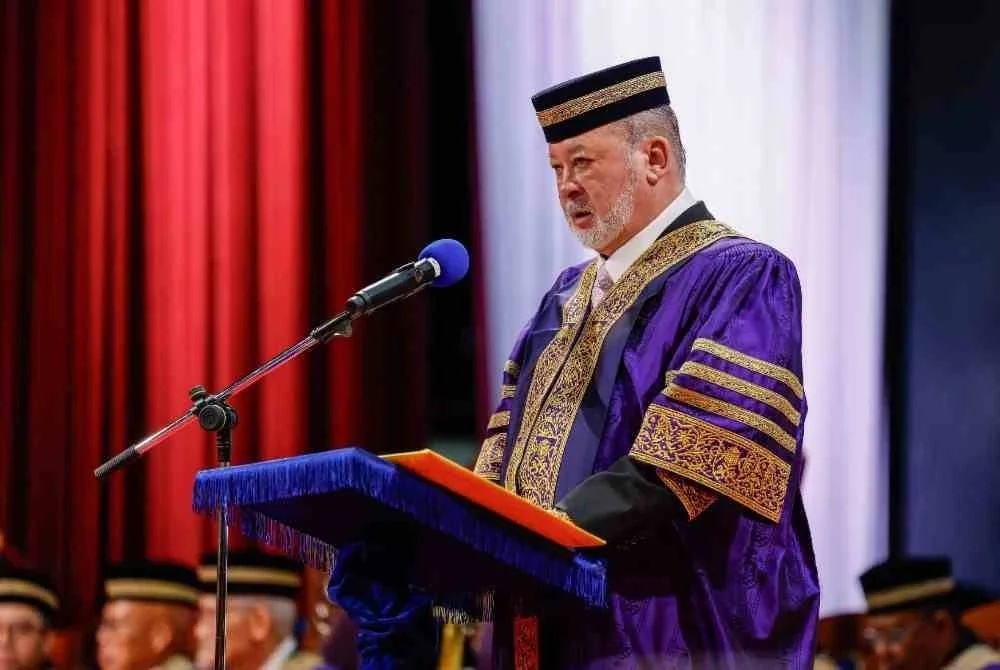 Yang di-Pertuan Agong Sultan Ibrahim berkenan menyampaikan titah pada Istiadat Konvokesyen Universiti Teknologi Mara (UiTM) ke-103 di Dewan Agung Tuanku Canselor UiTM Shah Alam, pada Rabu. Foto Bernama
