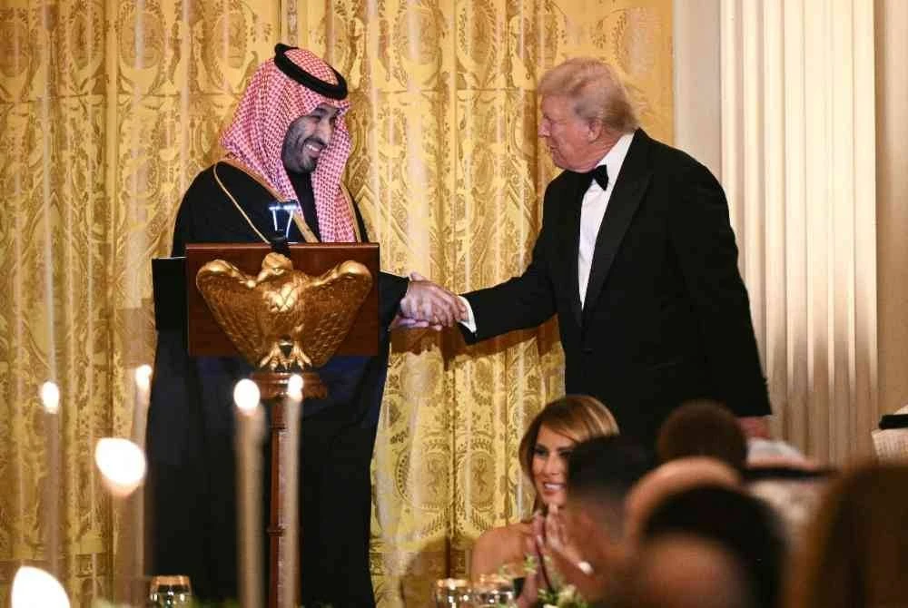 Trump ketika menjadi hos kepada Putera Mahkota Arab Saudi Mohammed bin Salman, pada majlis makan malam rasmi di Rumah Putih. Foto AFP 