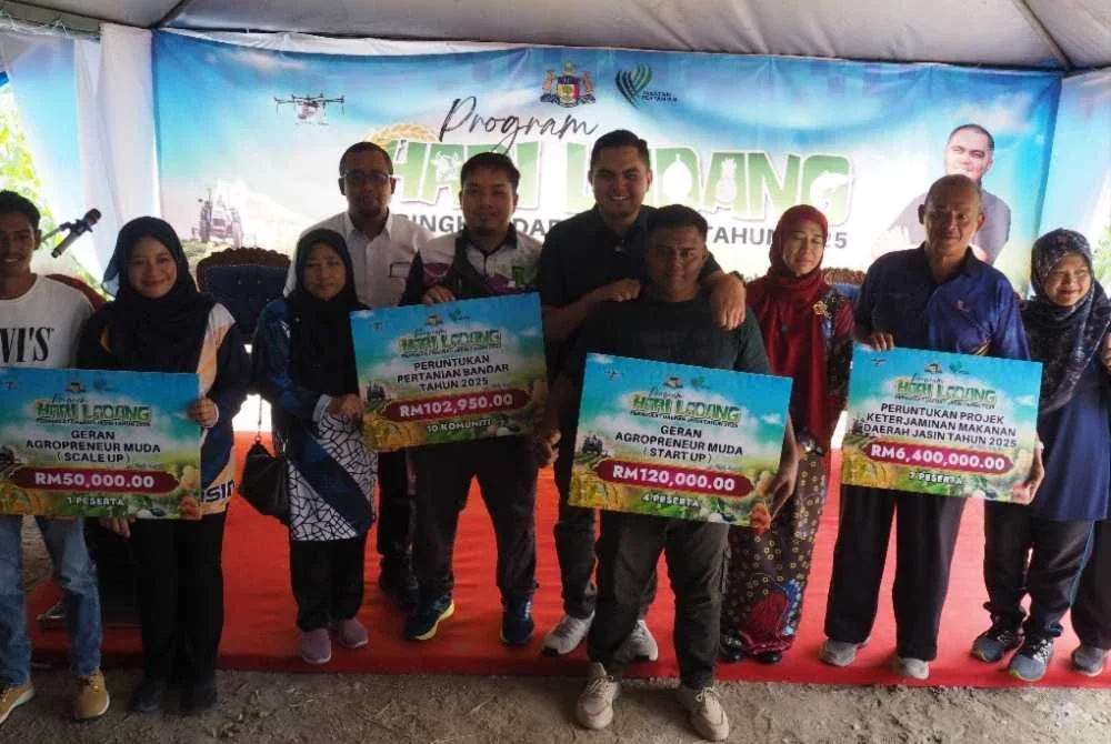 Dr Akmal (tengah) hadir di Program Hari Ladang Peringkat Daerah Jasin pada Rabu.