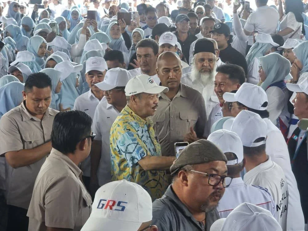 Hajiji beramah mesra bersama jentera ketika hadir pada Kempen Rumah Kita, Kita Jaga GRS di Dataran Bagandang, Beaufort.