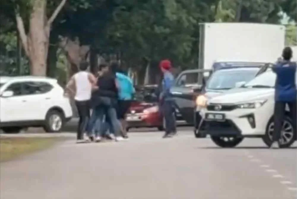 Video berdurasi 45 saat yang tular menerusi WhatsApp memaparkan tangkapan bersenjata di hadapan Stadium Hang Jebat, merupakan latihan menyelamat tebusan orang kenamaan oleh ATM.