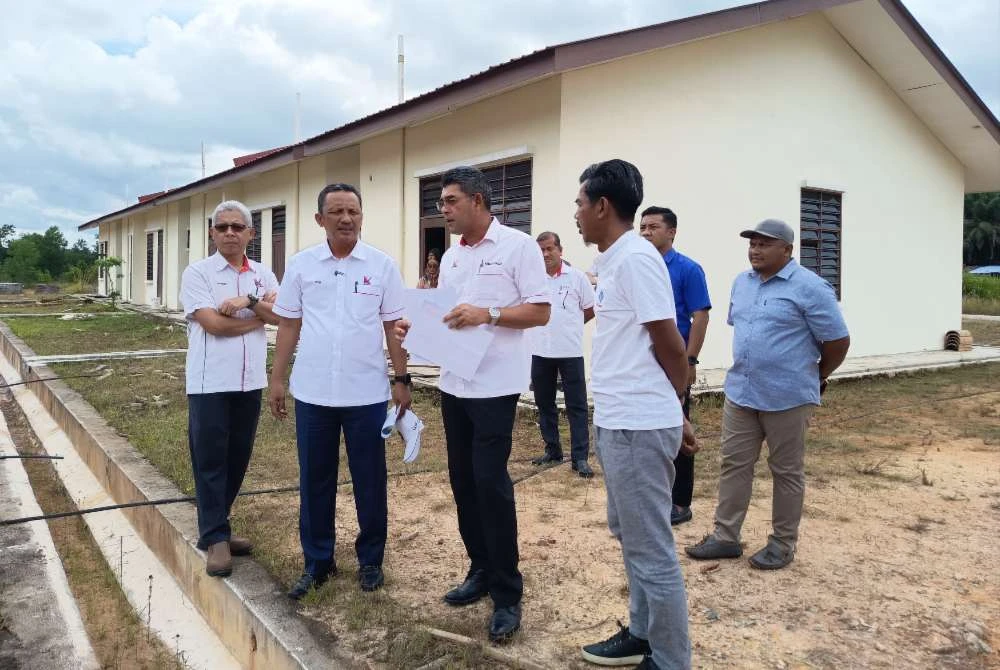 Rozi (dua dari kiri) meninjau projek perumahan PPK Kampung Air Putih di Kemaman pada Rabu.