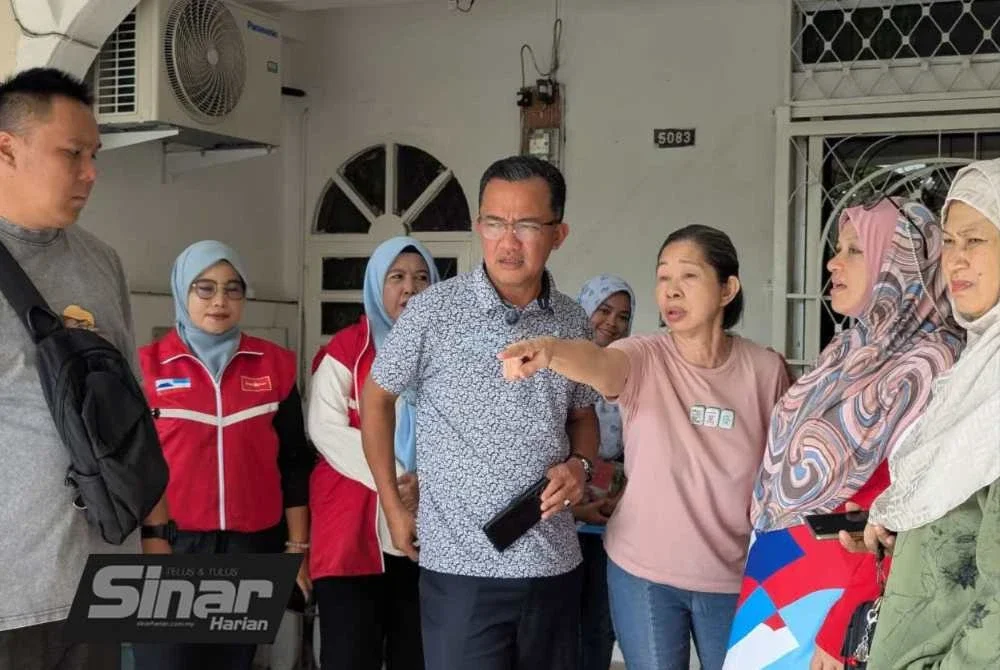 Ruji ketika bersama rakyat di kawasan DUN Merotai.
