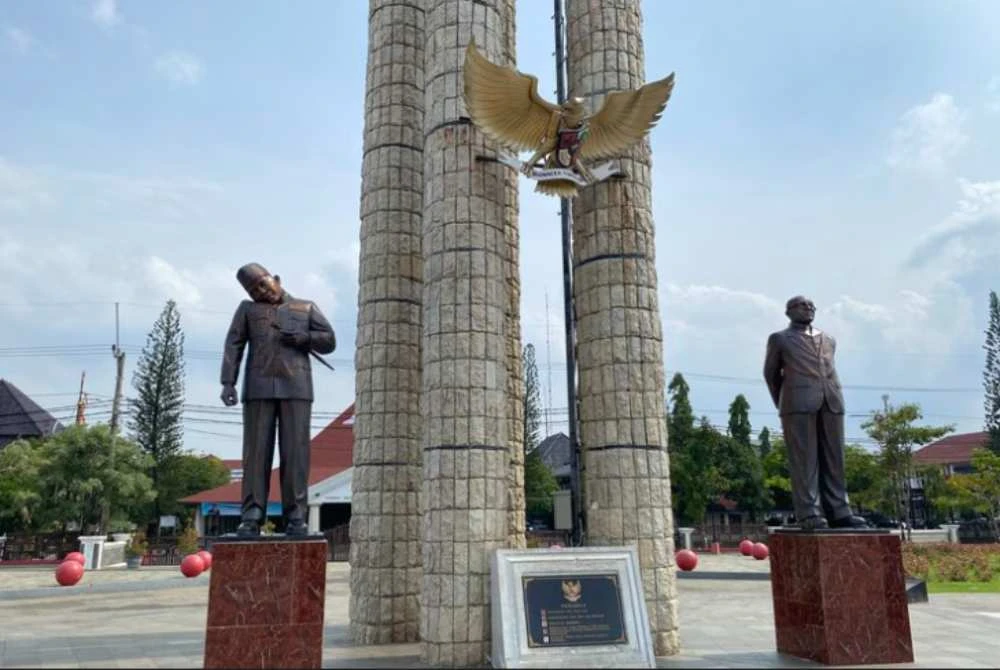 Kerosakan serius pada patung Presiden pertama Indonesia, Soekarno dan Naib Presiden Mohammad Hatta.