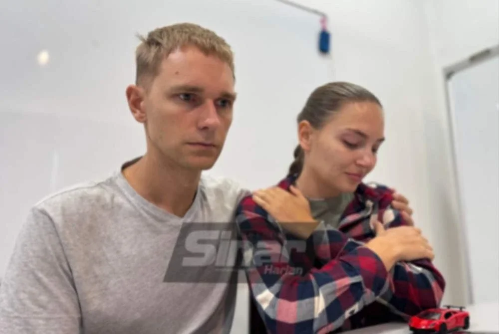 Nikita, bersama isterinya Olga tidak dapat menahan sebak ketika menceritakan saat kehilangan anak mereka akibat disengat ubur-ubur.