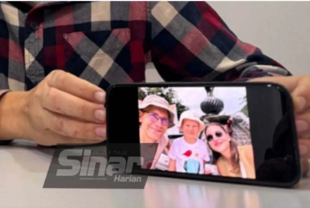  Seorang kanak-kanak lelaki warga Rusia berusia dua tahun meninggal dunia akibat disengat ubur-ubur kotak ketika bermain di Pantai Chenang, Langkawi. 