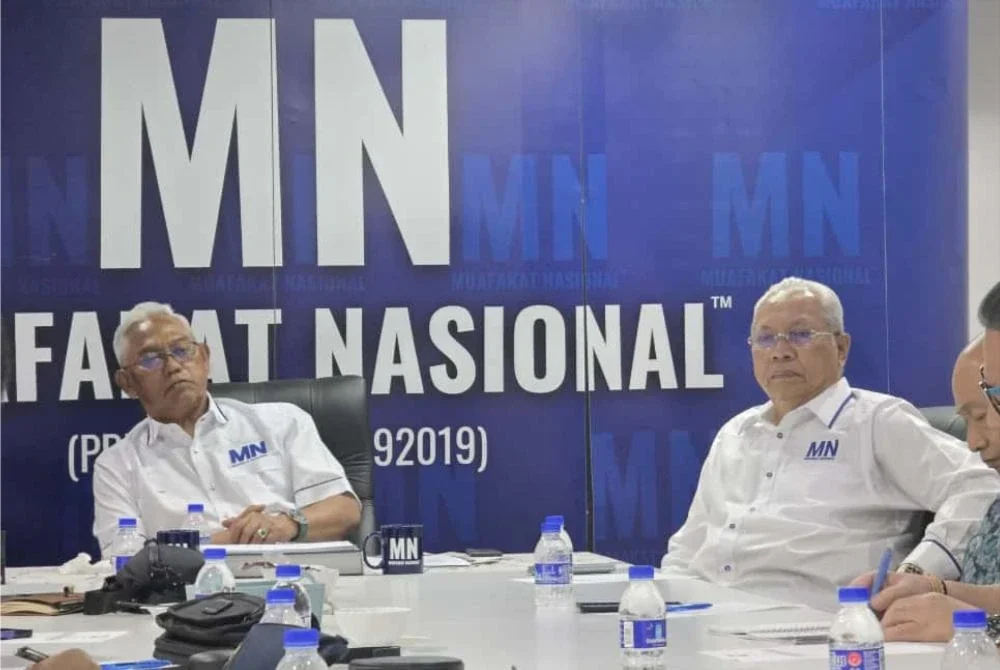 Noh (kiri) mempengerusikan Mesyuarat Khas Ahli Dewan Tertinggi MN pada Rabu.