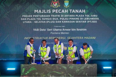 Perdana Menteri Datuk Seri Anwar Ibrahim (tengah) menyempurnakan Majlis Pecah Tanah Projek Penyuraian Trafik di antara Plaza Tol Juru dan Plaza Tol Sungai Dua (PTJSD) di Lebuhraya Utara-Selatan (PLUS) dan kawasan sekitar PTJSD, baru- baru ini. Turut hadir Alexander (dua dari kiri) dan Ketua Menteri Pulau Pinang Chow KonYeow (dua dari kanan).
